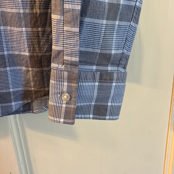 Hugo boss, slim fit, stretch, button up casual. Size medium - Picture 4 of 5